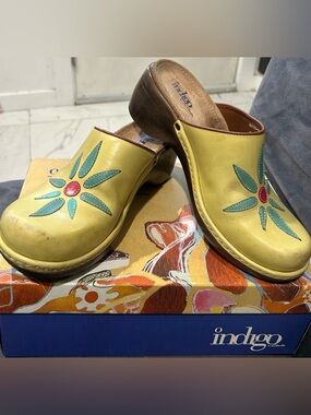 Indigo by Clark Lime Gulf Yellow Leather Floral Appliqué Clogs Size 8M